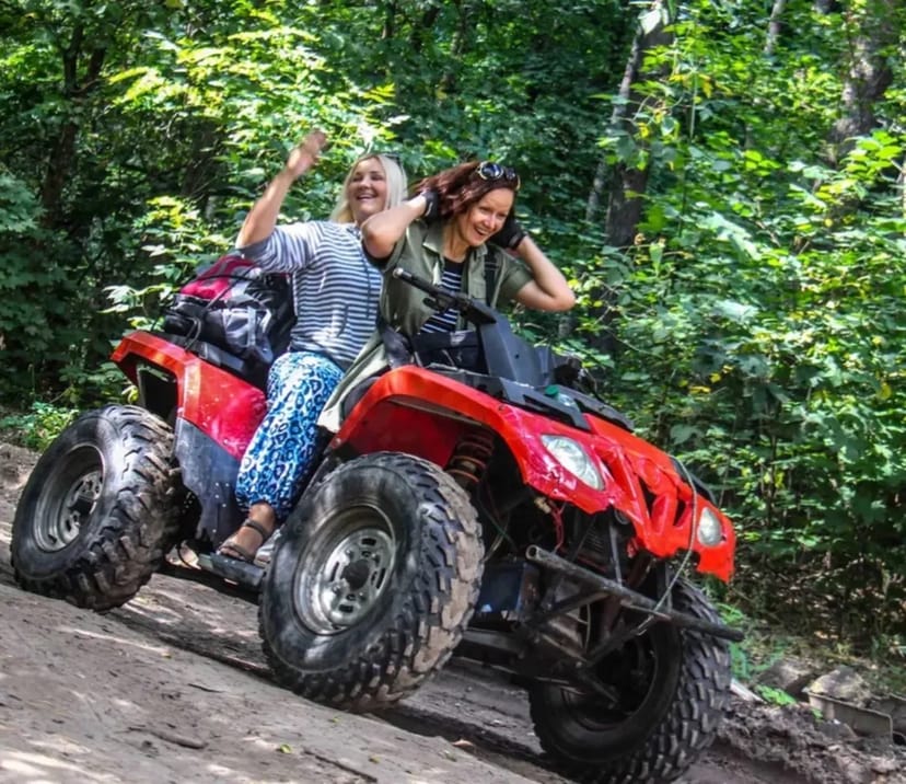 Квадроцикл (ATV) для активного відпочинку на природі.
