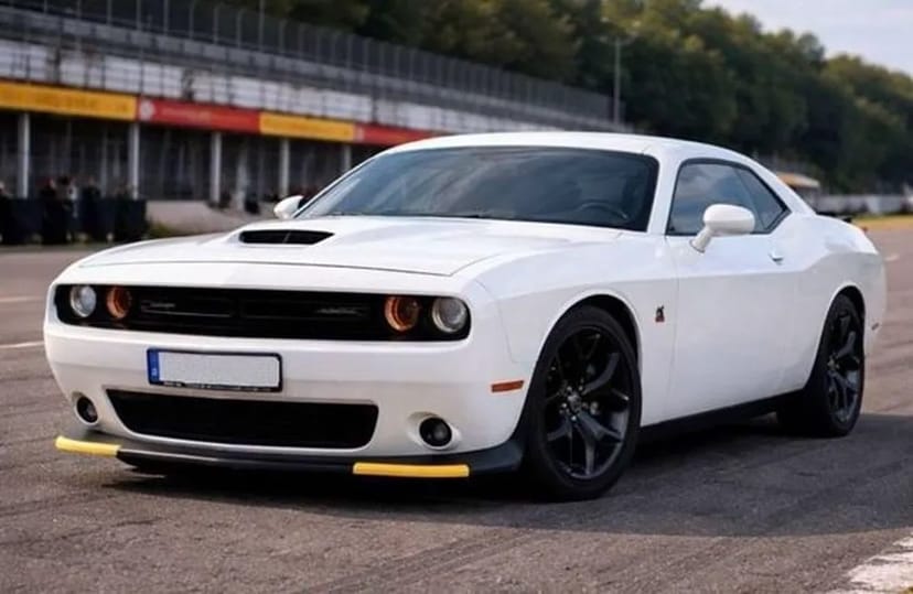 440 Dodge Challenger білий 6.4 без водія