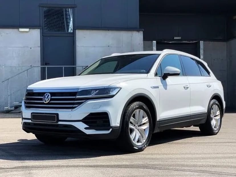 177 Позашляховик Volkswagen Touareg білий на весілля