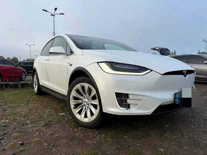 Автомобіль електромобіль Тесла Tesla model X електричка