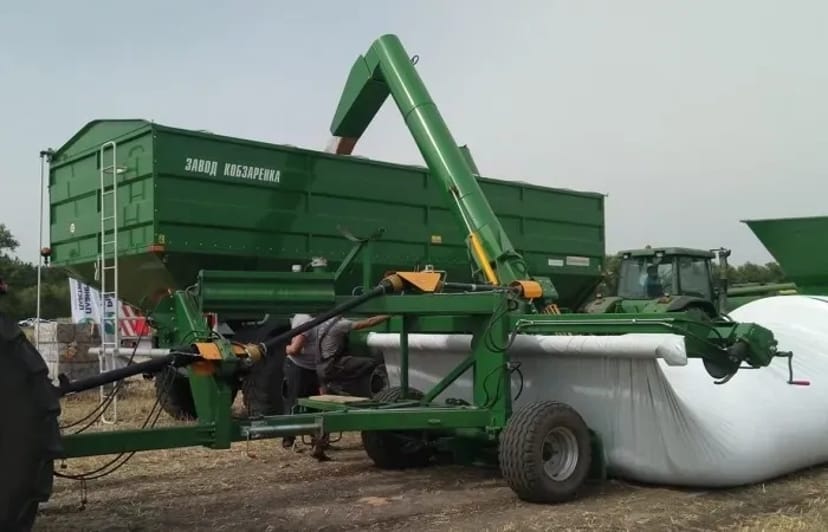 Розпакування  зерна з полімерних рукавів, мішків