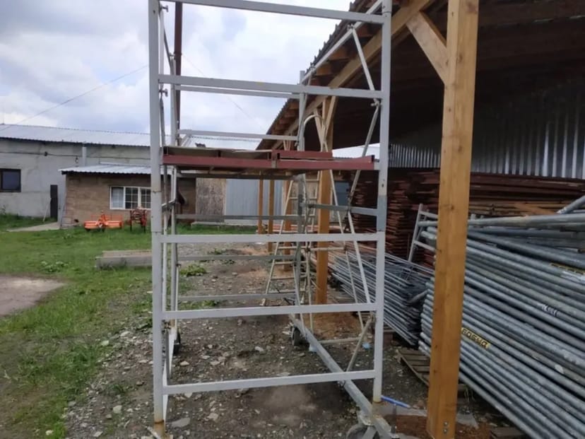 Вишка тура для фасадних робіт.