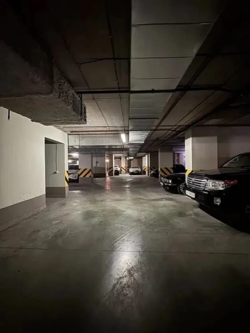 Паркомісце в ЖК «Космополітен»