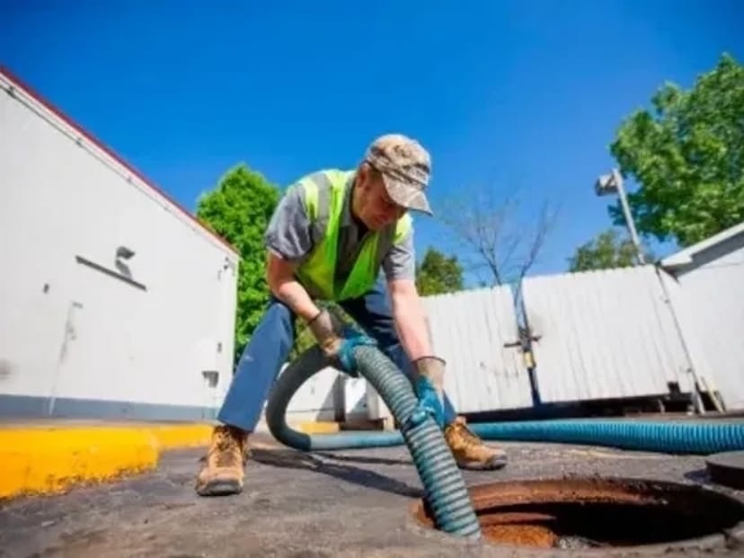 Асенізатор , Швидке відкачування ям та септиків .