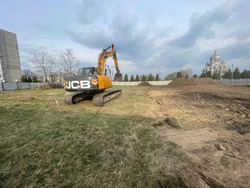 Гусеничний екскаватор JCB для земляних робіт