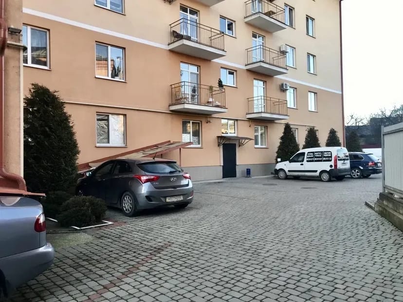 Паркомісце з охороною та відеоспостереженням