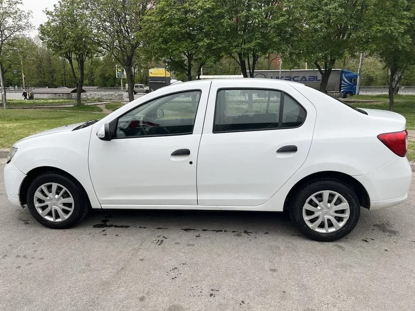 Автомобіль Renault Logan для роботи на таксі , особистого використання