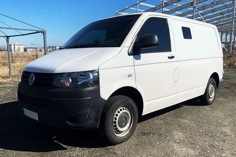 401 Мікроавтобус Volkswagen T6 білий броньований