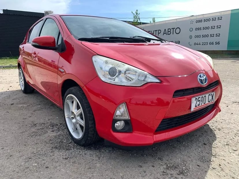 Авто Toyota Prius 2015