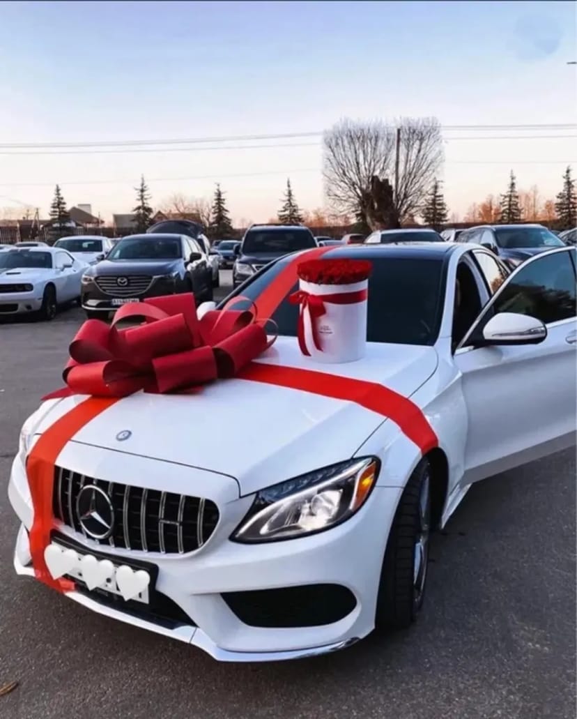 Великий бант на машину зі стрічками