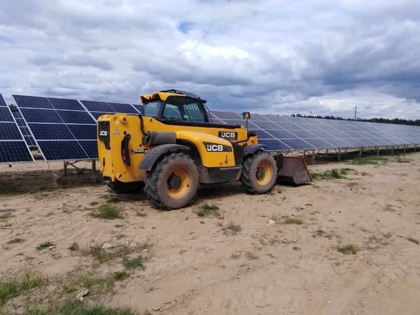 Навантажувач з навісним обладнанням