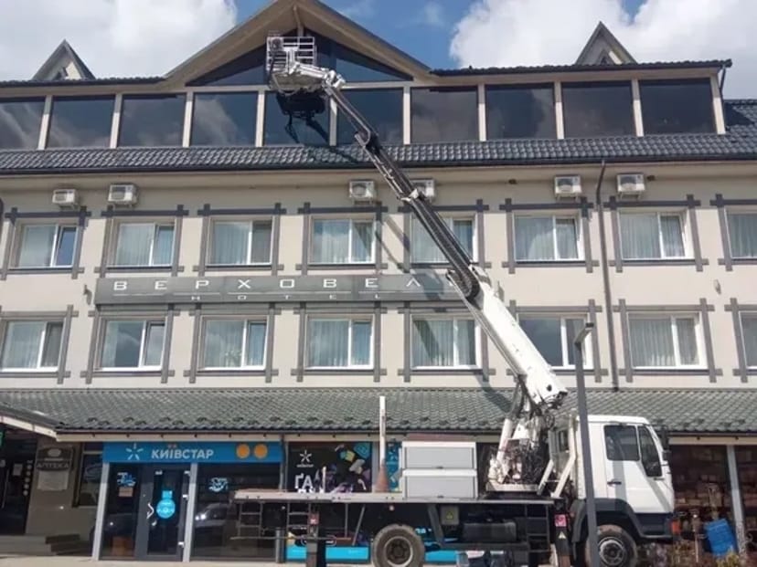 Автовишка телескопічного типу (з поворотною люлькою)