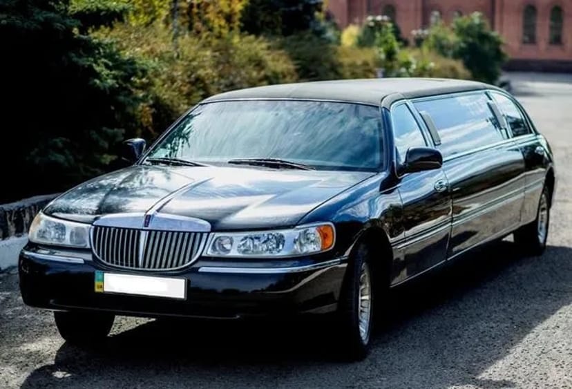 049 Лімузин Lincoln Town Car 120 чорний