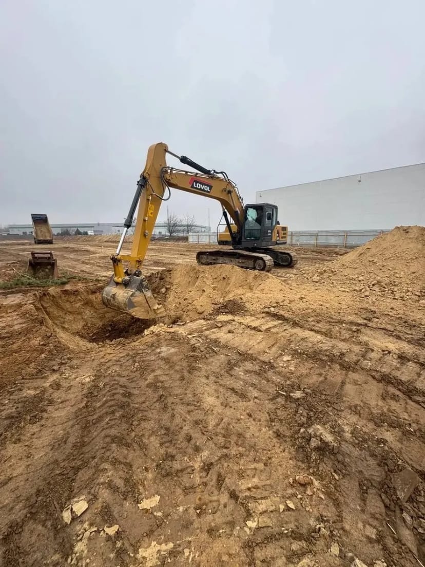 Гусеничний екскаватор LOVOL FR220D (експлуатаційна маса 22,400 т)