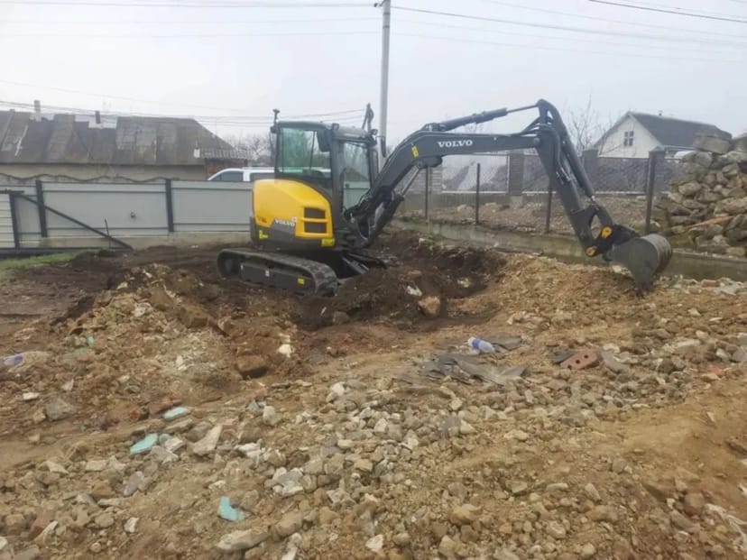 Міні-екскаватор Volvo для земляних робіт.