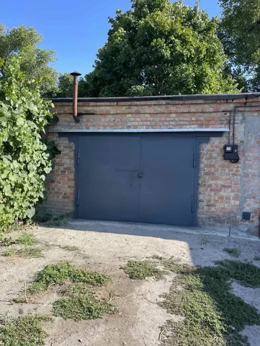 Гараж коператив {3} по проспекту біля 1 відділеня пошти 2 000 грн.