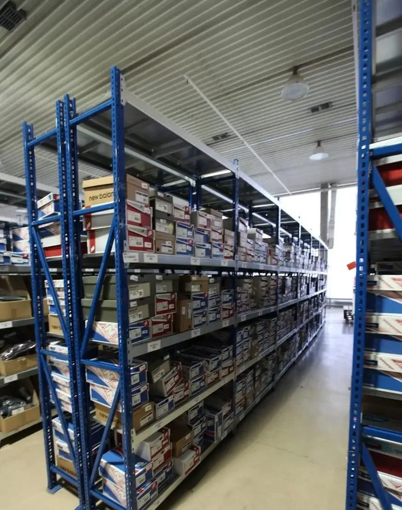 Ячкове зберігання — призначений для дрібної продукції із широким асортиментом, як-от: дрібна косметика, канцелярія, аксесуари, запчастини та інше. Зберігання такої продукції в комірках (зі середніми габаритами 45*25*40 см) виникає в разі потреби подальшо