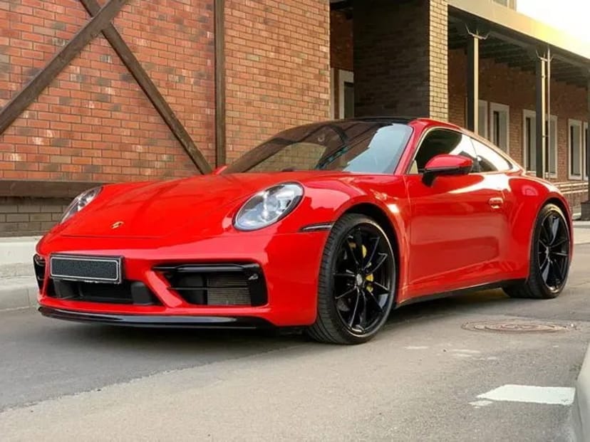 091 Porsche 911 GTS червоний без водія для фото зйомки