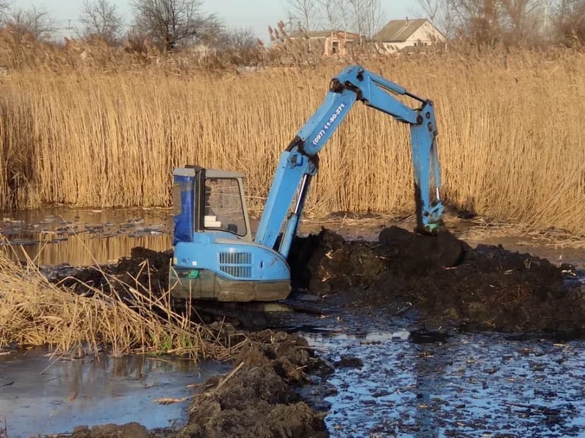 Чистимо берег від комишу, копаємо ставки, заходи для човнів, катерів