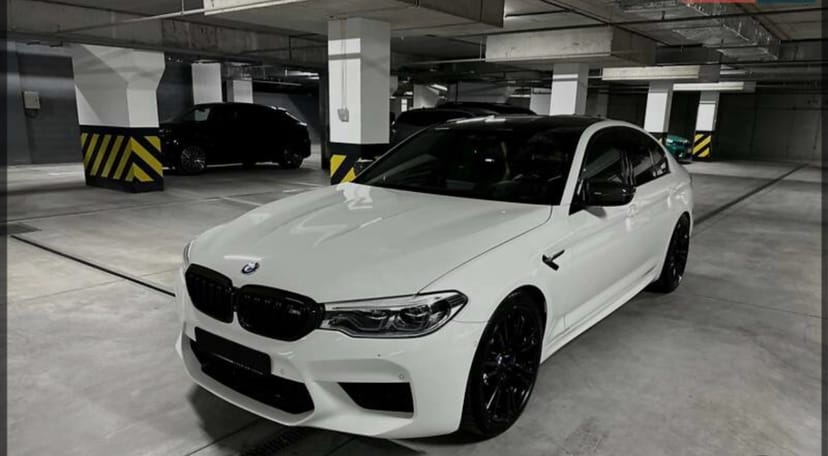 Шикарне БМВ, білого кольору для перевезень та свят