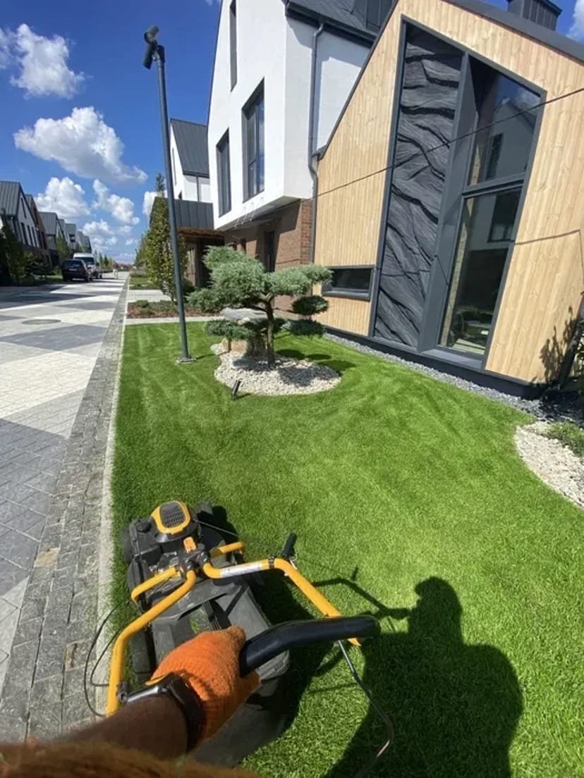 Стрижка газону, косіння трави. Догляд за територією. Послуги садівника.