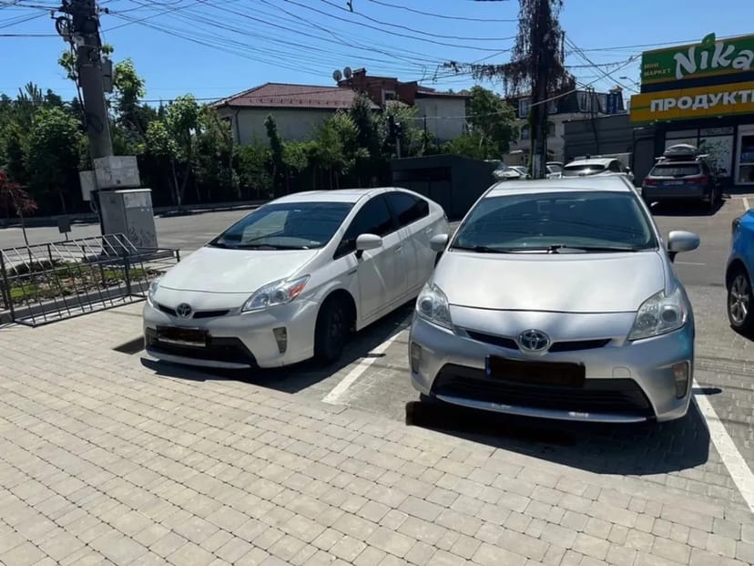Свіже авто 2014 року, повністю обслужена Toyota Prius.