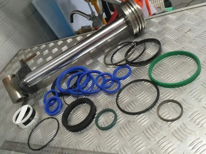 Ремонт гідроциліндрів JCB, CAT, Manitou...