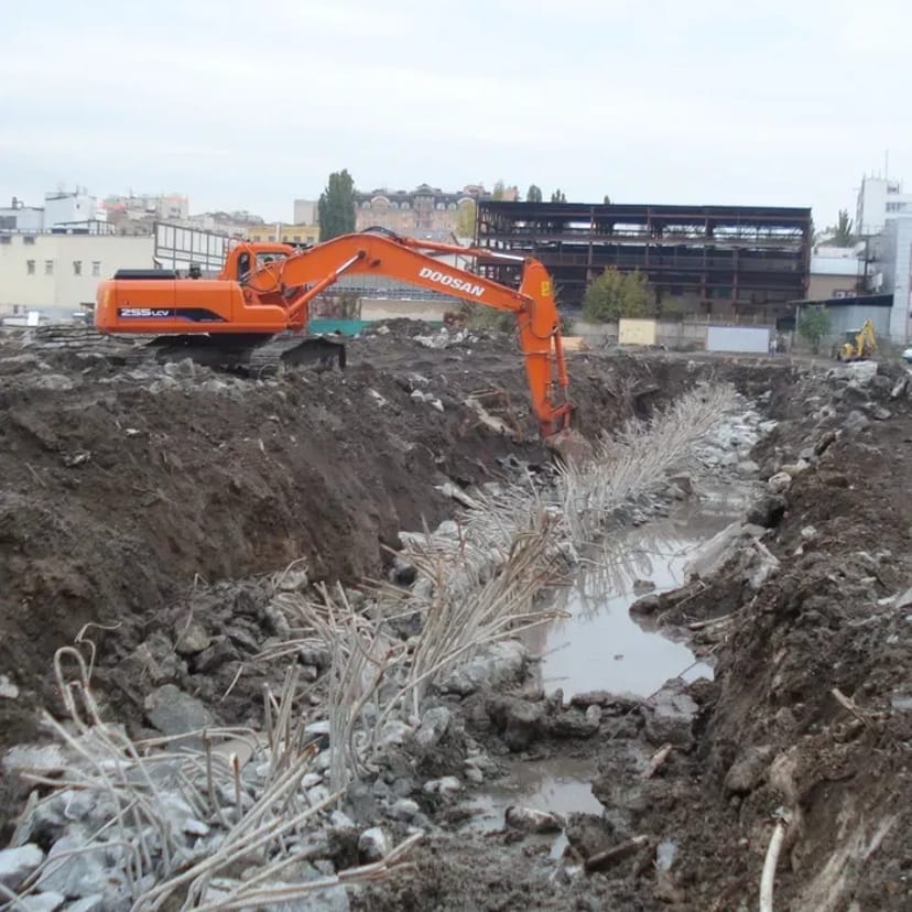 Гусеничний повноповоротний екскаватор