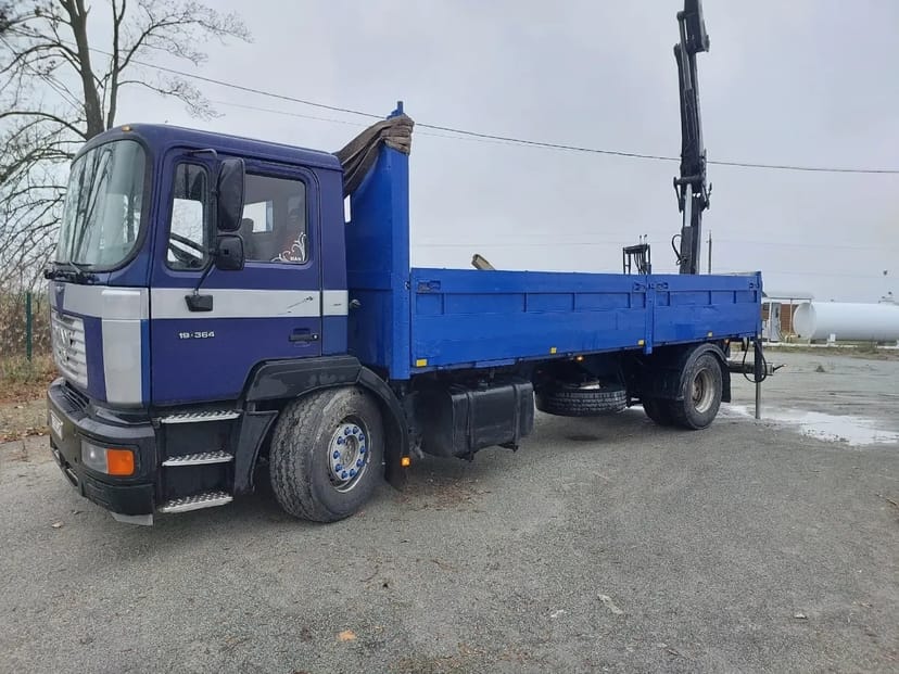 Тягач MAN з краном-маніпулятором