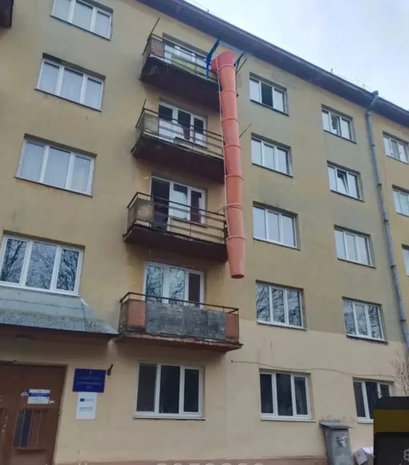 Будівельний сміттєпровід для видалення сміття з поверхів будівель
