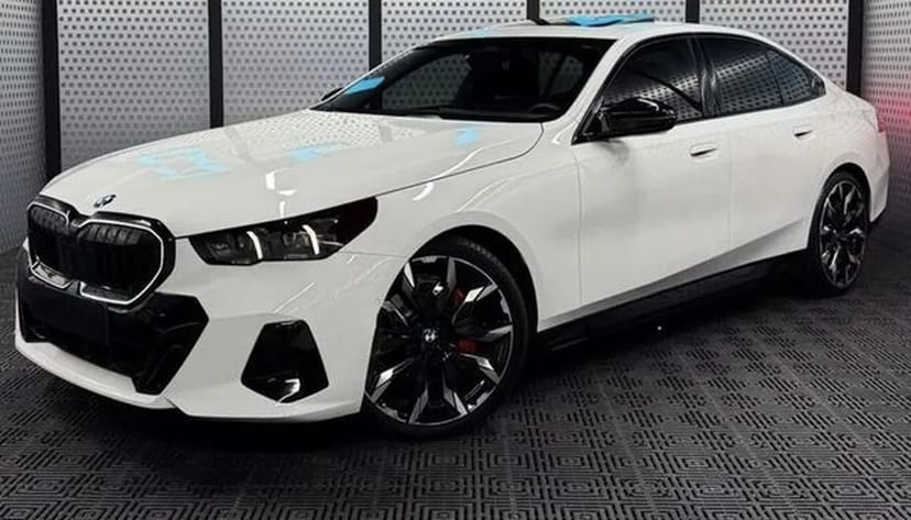 424 BMW 5 G60 белая без водителя с водителем