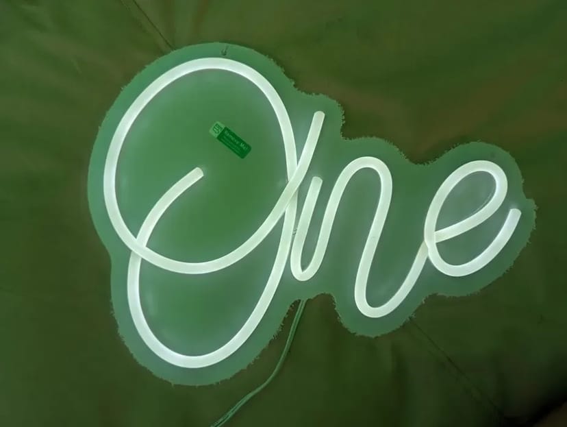 Неонова вивіска на свято. Яскраві фото