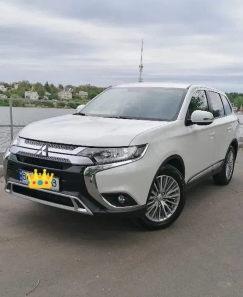 Послуги автомобіля Mitsubishi Outlander з водієм