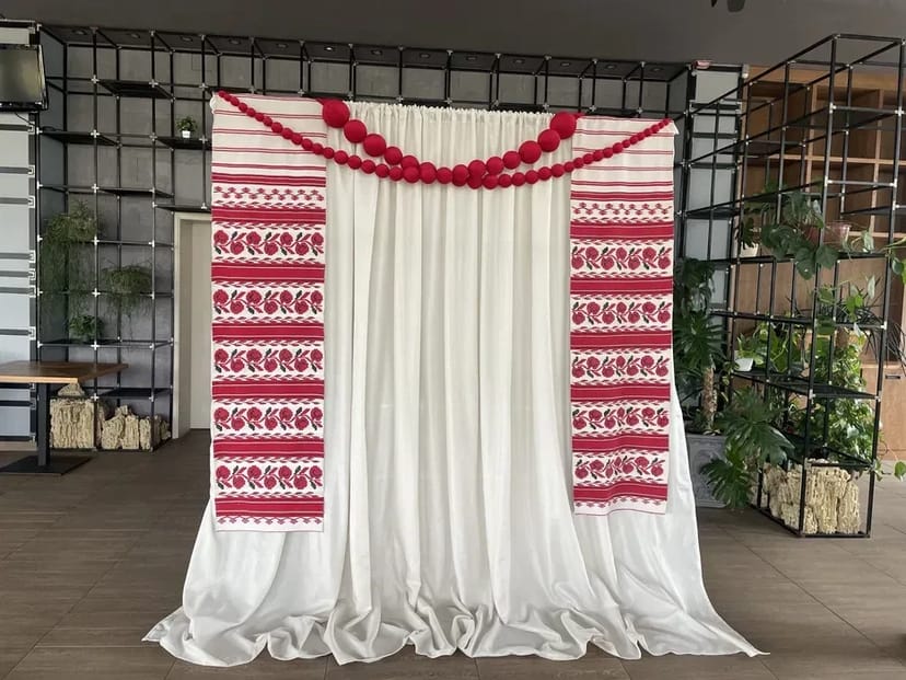 Фотозона український стиль весілля хрестини день народження