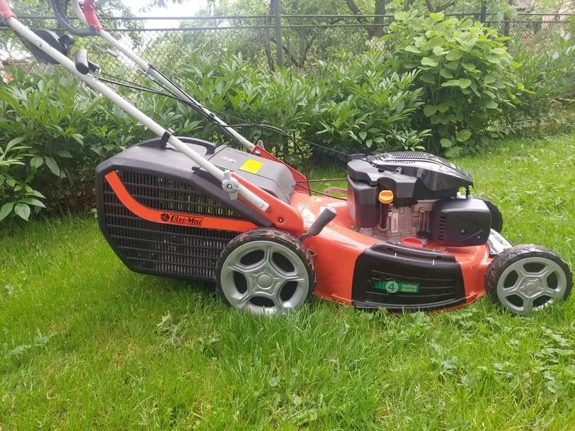 Самохідна бензинова газонокосарка