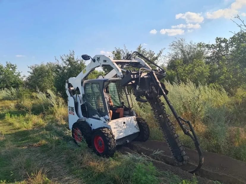 Bobcat s 185 з навісним траншеєкопачем
