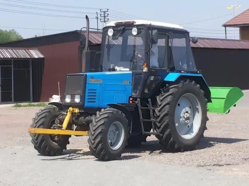 Трактор з навісним обладнанням, ґрунтофреза