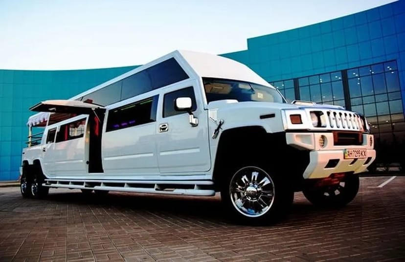 019 Лімузин Mega Hummer H2 білого кольору на дівич-вечір в Києві 