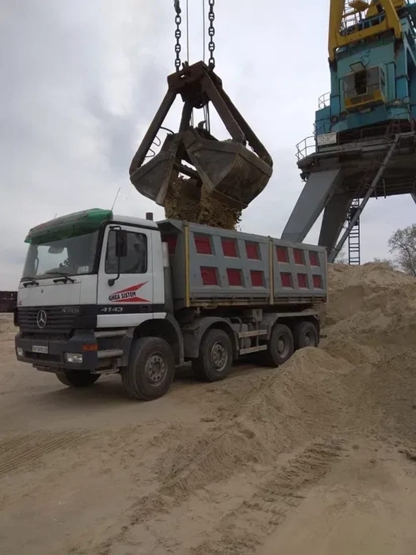 Пісок, щебінь, відсів, щебінь для відсипання доріг. Доставка самоскидом 20 т
