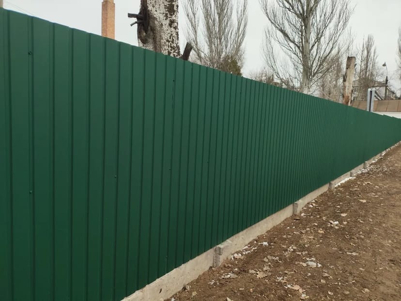 Изготовление и установка металлических заборов и ограждений.