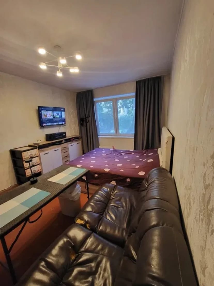 Простора велика кімната з хорошими умовами