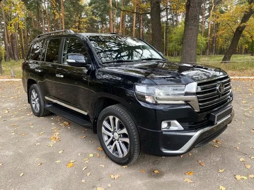 090 Позашляховик на весілля Toyota Land Cruiser 200 з водієм