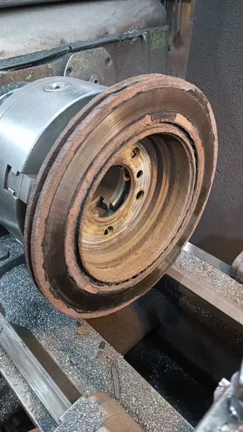 Проточка тормозних дисків. Гальмівні диски.Суппорт