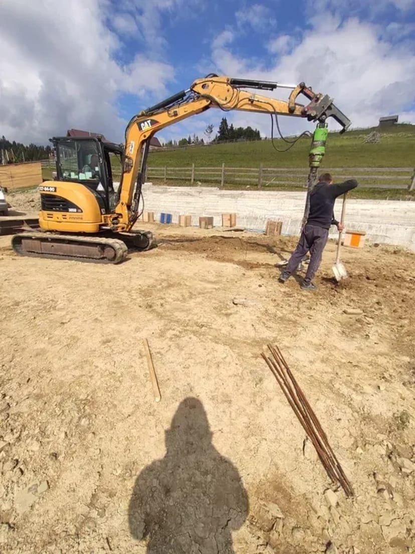 Ямобур JCB .Отвори під сваї та опори