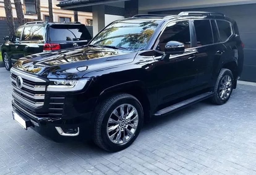 055 Авто на весілля Toyota Land Cruiser 300 з водієм