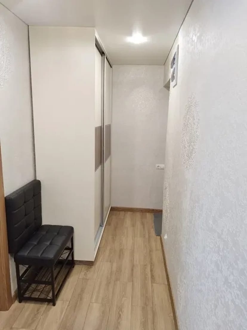 Ремонт квартир будинків Поклейка обоїв Укладка ламінату Установка плінтуса Фарбування стін Та інші види робіт