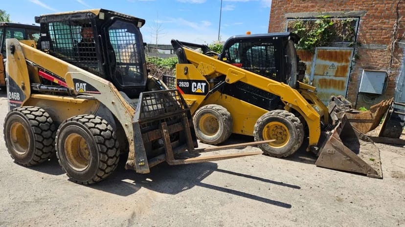 Бобкат і мініекскаватор з різними навісними — Васильків