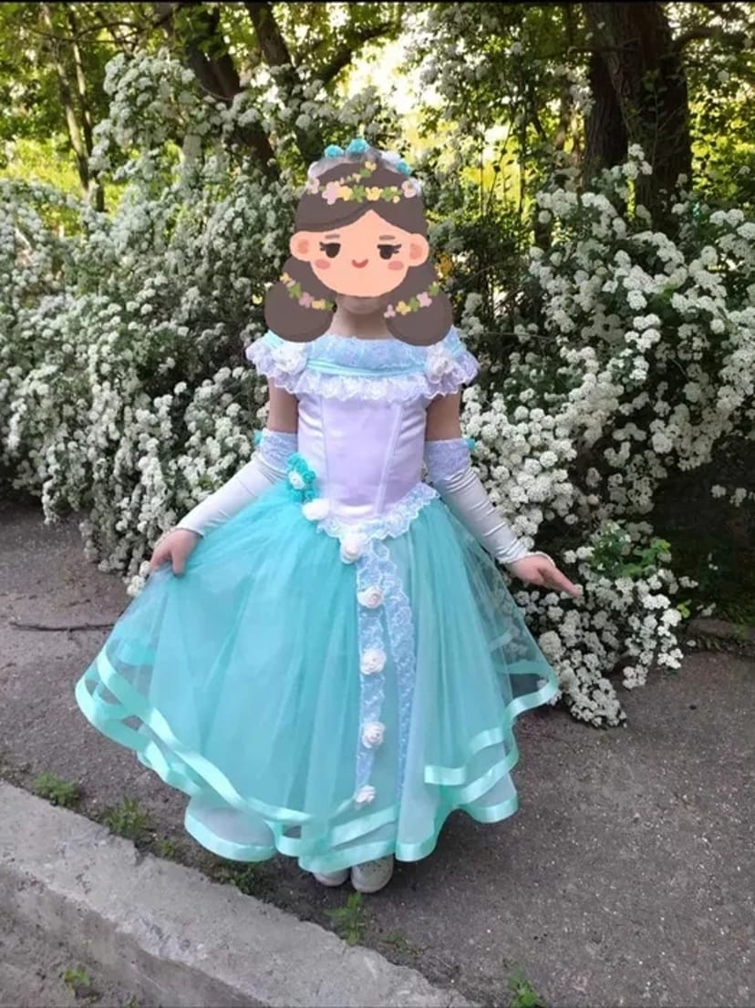 Сукні та костюми для різних свят.