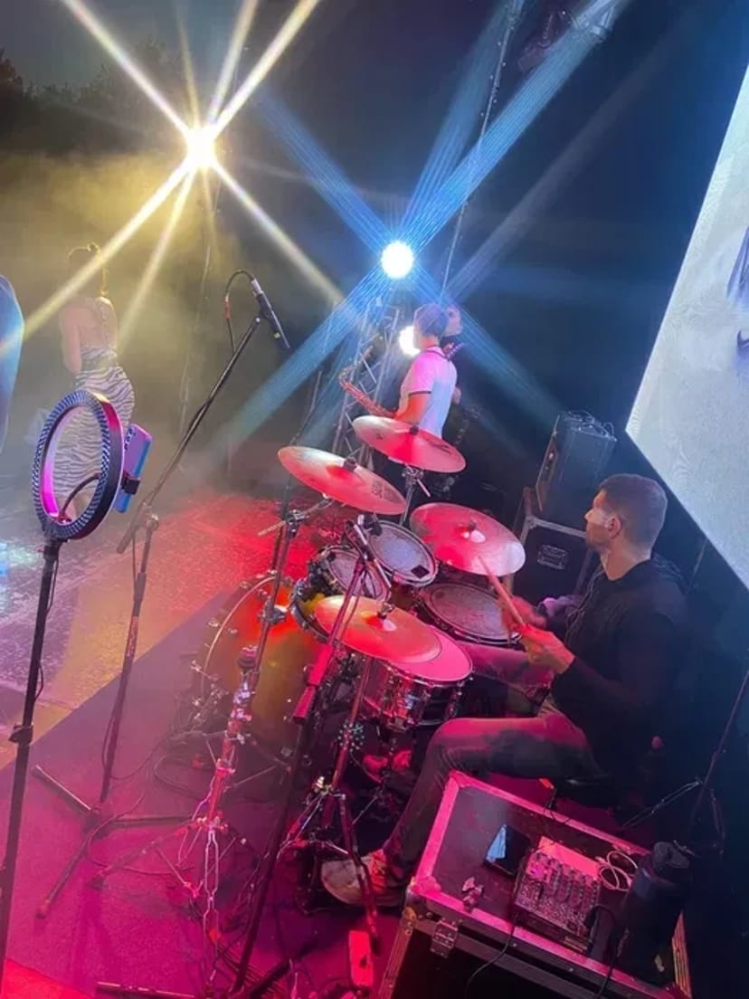 Обучение игре на барабанах: от основ ритма до любимых песен!