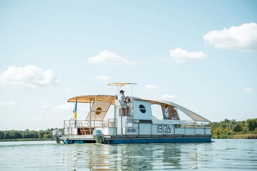 Яхта-катамаран "Ібіца" для яскравих подій і відпочинку